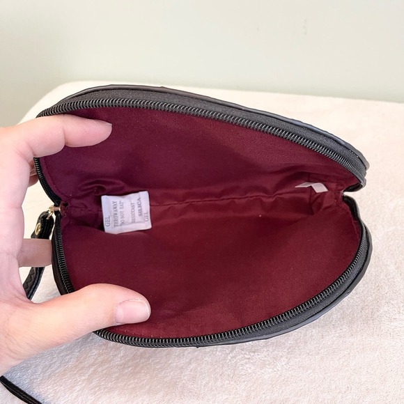 Unbranded Women Black Reptile Emboss Zip Around Wrist Strap Half-Moon Pouch NWOT - Picture 5 of 9